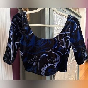 Athleta women Blue and Black crop with padding